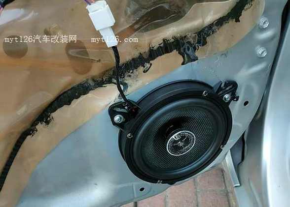 如何拆掉原车“嘶哑”的喇叭