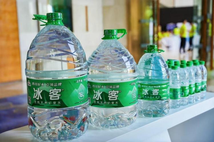喝大量冰镇矿泉水视频