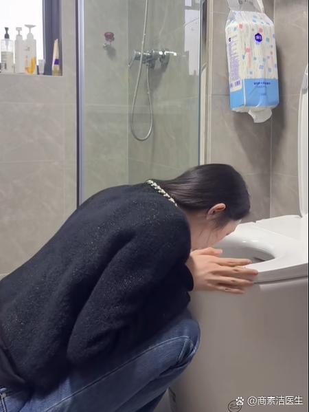 女生发呕吐是暗示啥意思