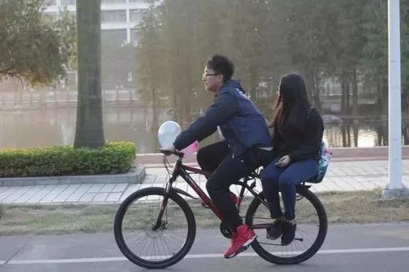 骑车带人的图片大全
