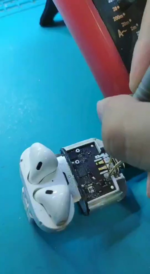 蓝牙耳机仓充电灯不亮