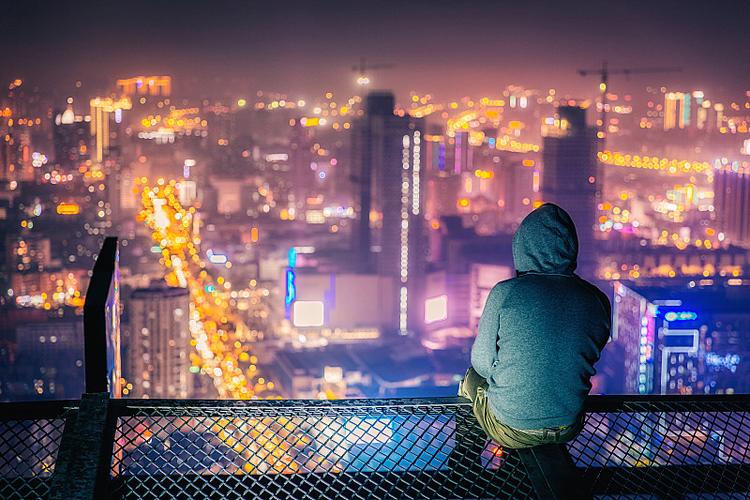 夜景人疏离的意思