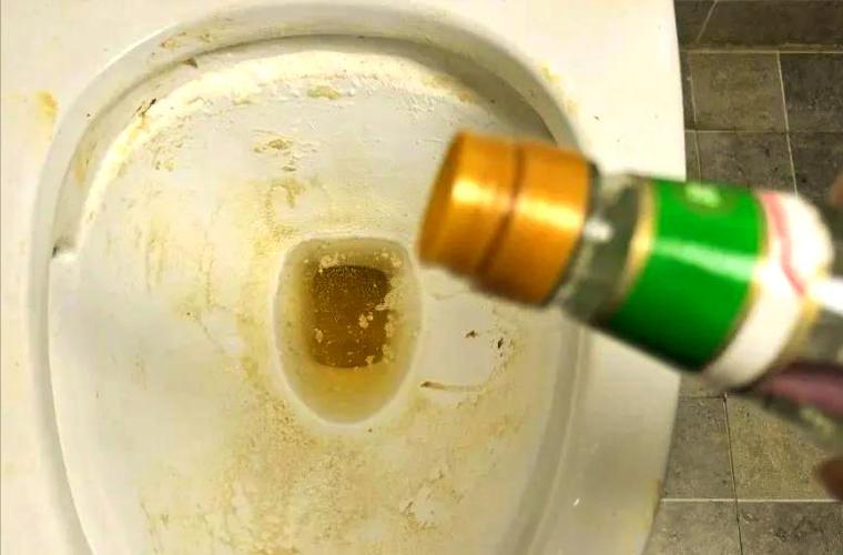 如何清除马桶底部顽固污垢