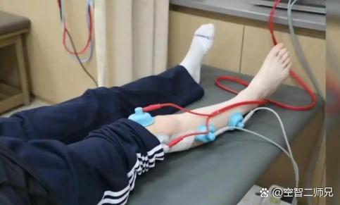 男生身体突然贴你腿什么意思