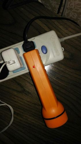 手电筒插着充电器亮拔了不亮