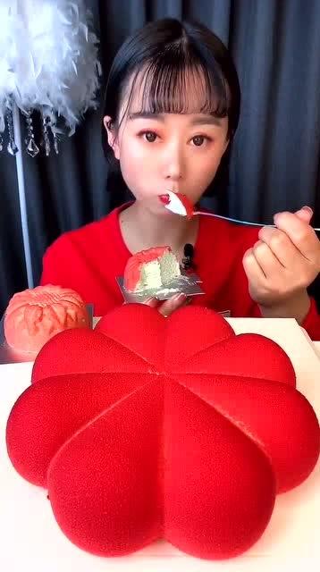 吃播小姐姐吃慕斯蛋糕