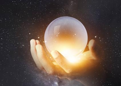 手指捏着宇宙的图片