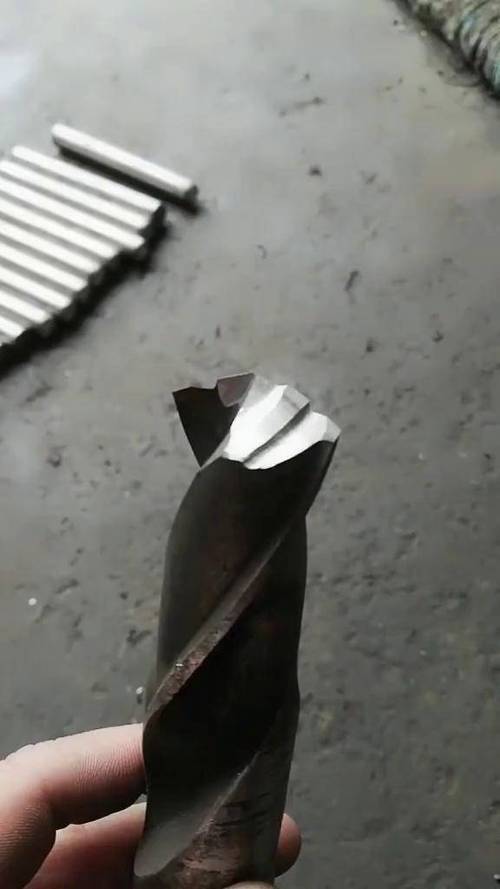牛人自制磨钻头工具