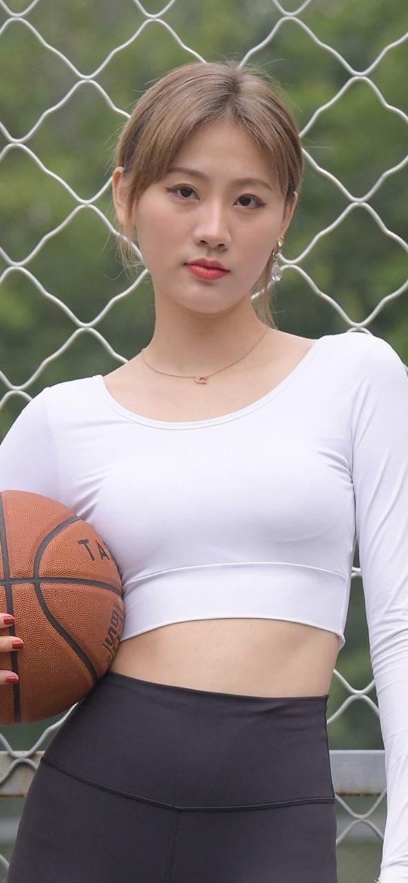 美女打篮球输一球就少一件