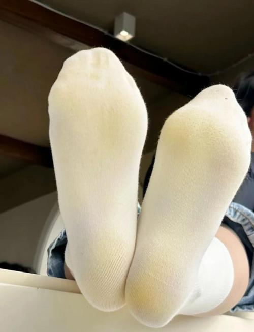 体检要挠脚底板脱袜子吗