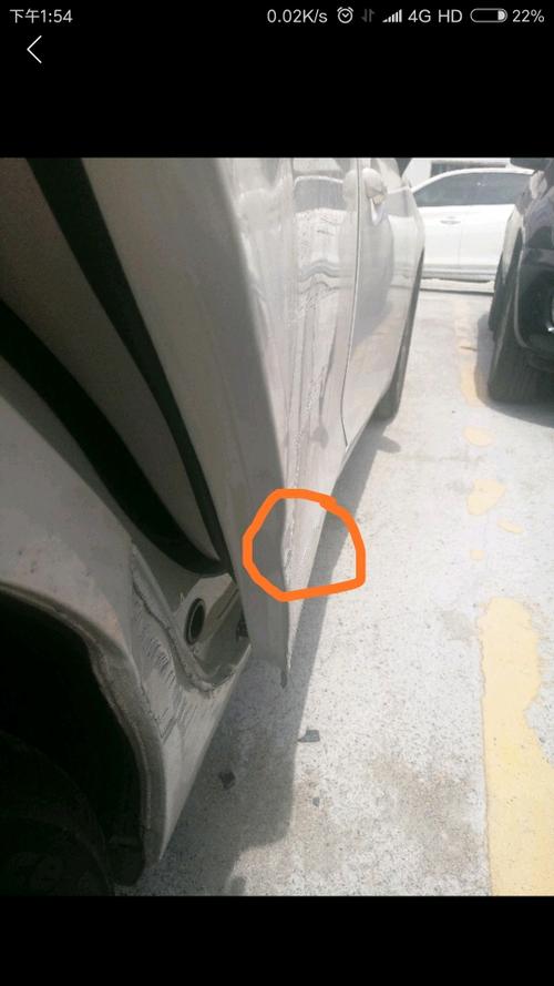 汽车后门蹭墙