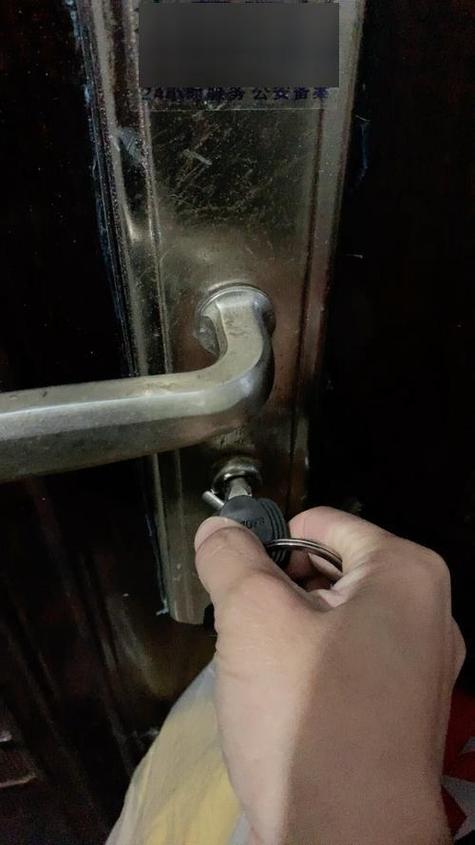 钥匙能伸进去但扭不动