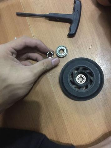 行李箱万向轮拆卸视频