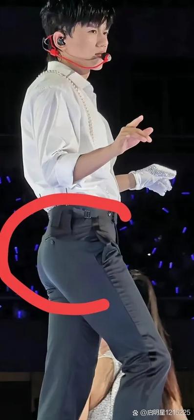 西装裤鼓鼓囊囊一大坨