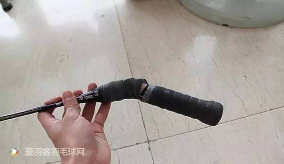 羽毛球拍框断裂补救方法