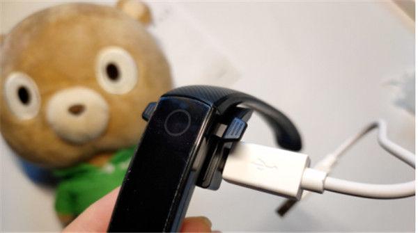 华为荣耀手环5怎么充电