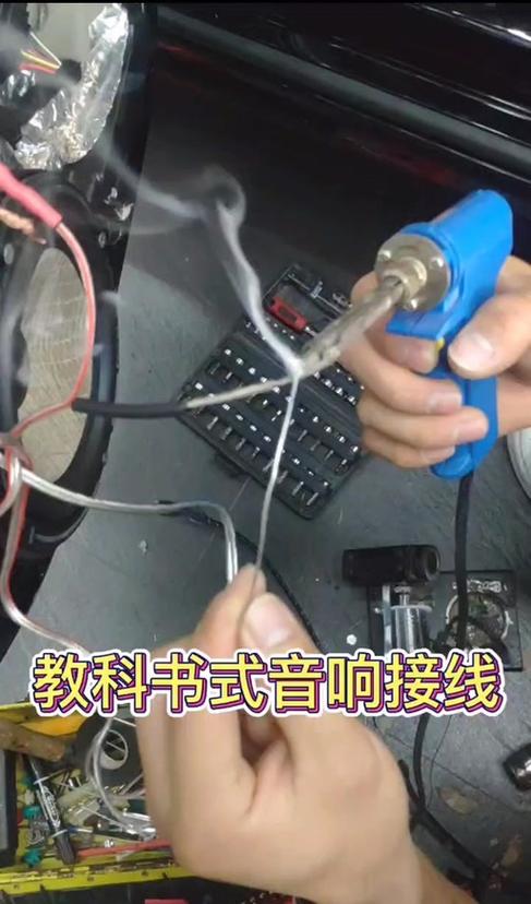 音响线一红一白如何接功放