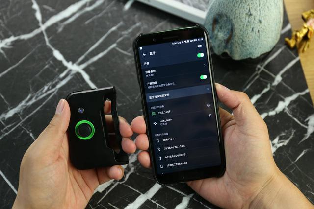 黑鲨游戏手柄怎么跟其他手机连接