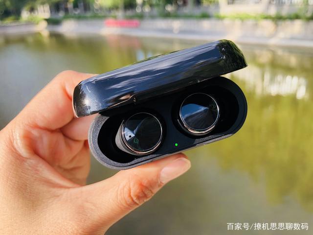 蓝牙耳机充电仓的电量指示灯