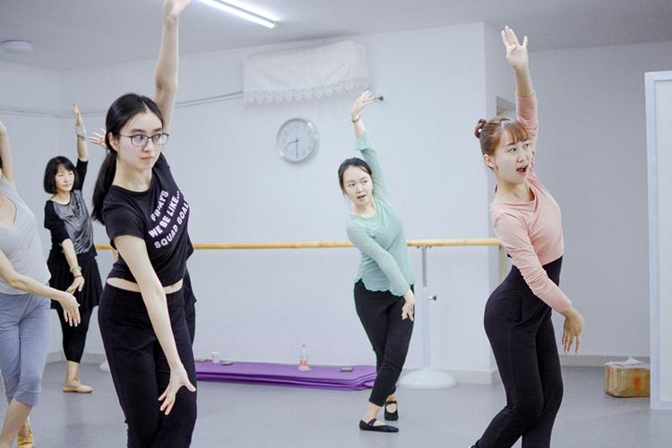 附近学跳舞的培训班成人