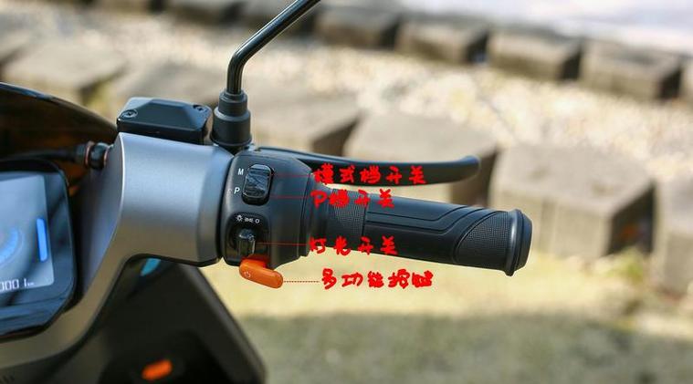 雅迪三轮车倒车键在哪