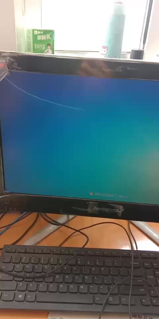 显示器一亮接着就灭了