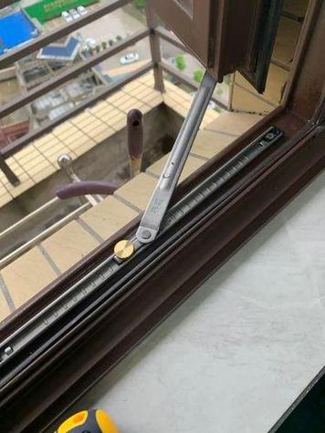 窗户限位器卡住关不上