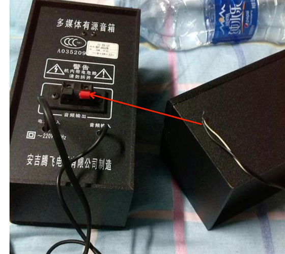 老式音响只有两根线