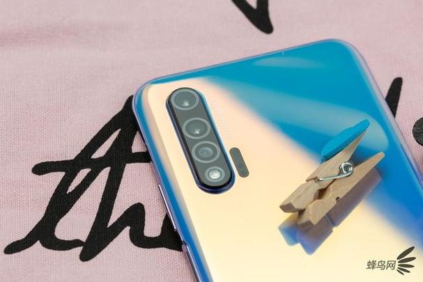 Nova6背面摄像头旁边是什么