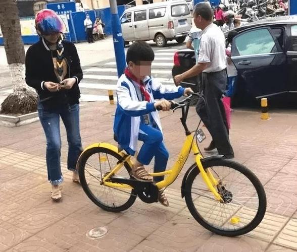 10岁骑共享单车