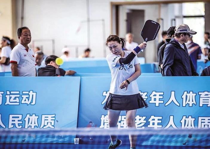 老人打匹克球合适吗