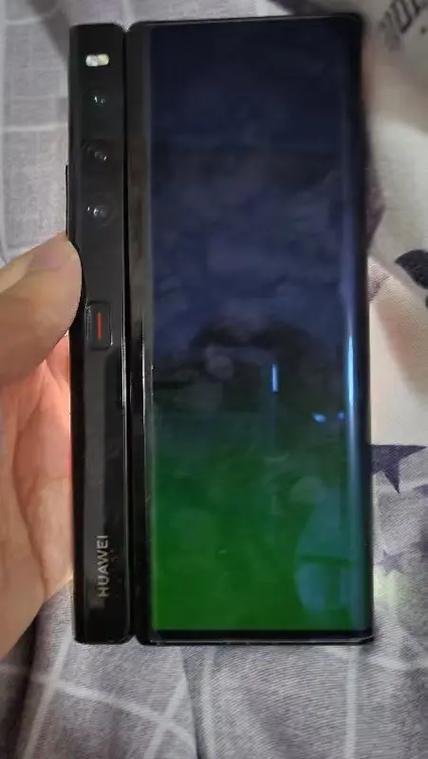 华为手机掉水里闪屏了