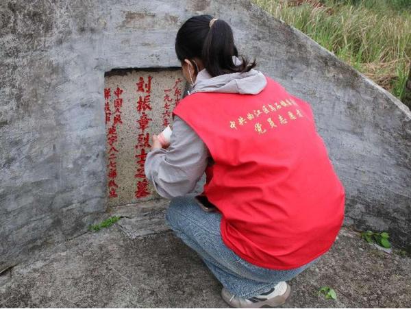 坟墓碑石变红色预示什么