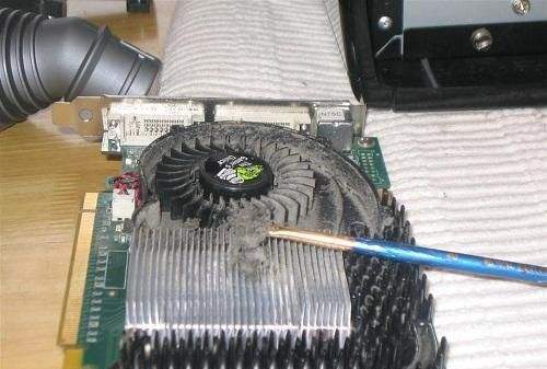 显卡风扇转了一下就不转了