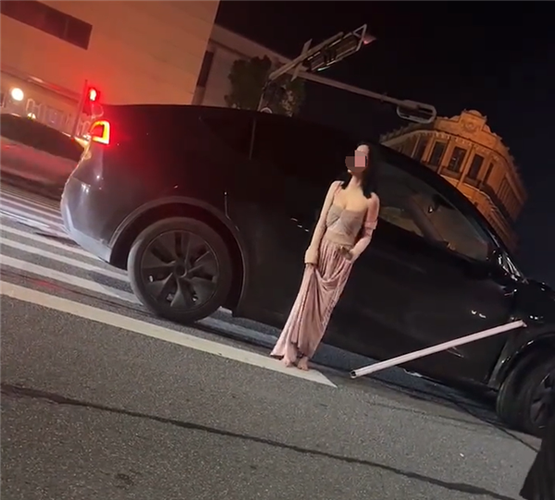 女子驾车时情绪崩溃四肢僵硬