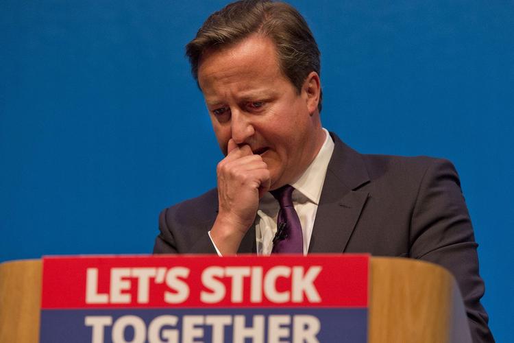 英国首相哽咽告别