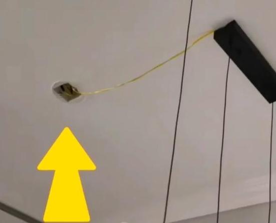 吊灯位置不对如何移位