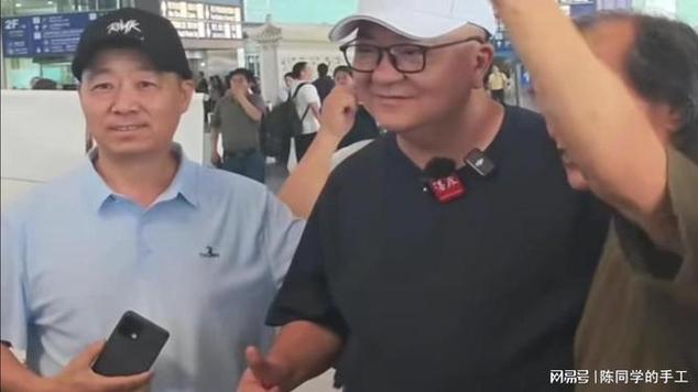 董路接回足球小将奖杯新