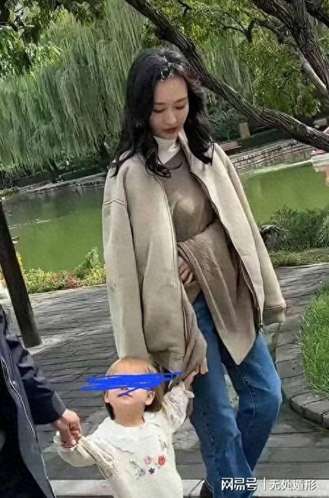 王鸥与女儿互动画面好温馨