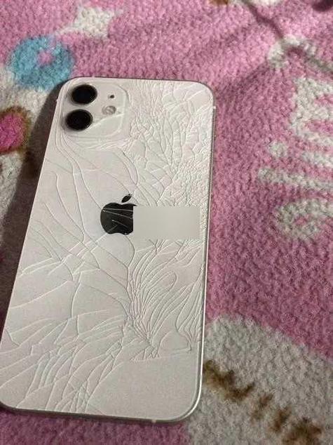 手机后盖摔裂了还能用吗