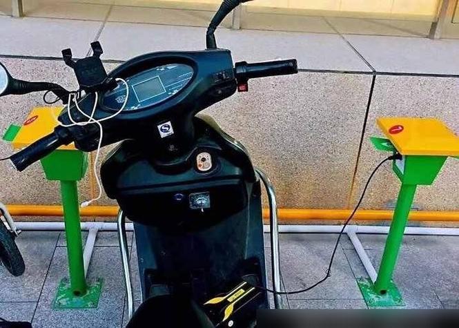 电动自行车充满电后不拔充电器可以