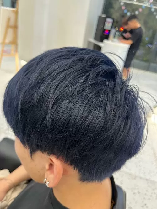 男生适合染蓝黑色吗