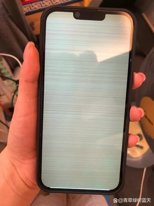 手机屏幕有一块发黄