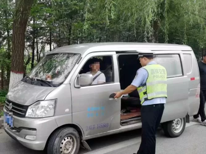 交警查处面包车接送学生